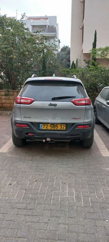 מודעת רכב ג'יפ צ'ירוקי