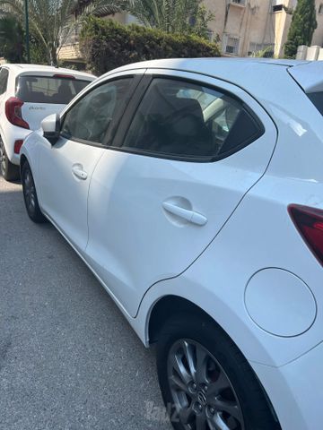 מודעת רכב מאזדה 2