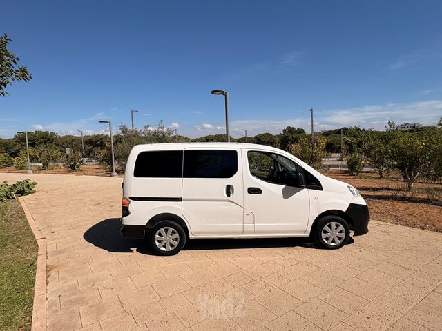 ניסאן NV200