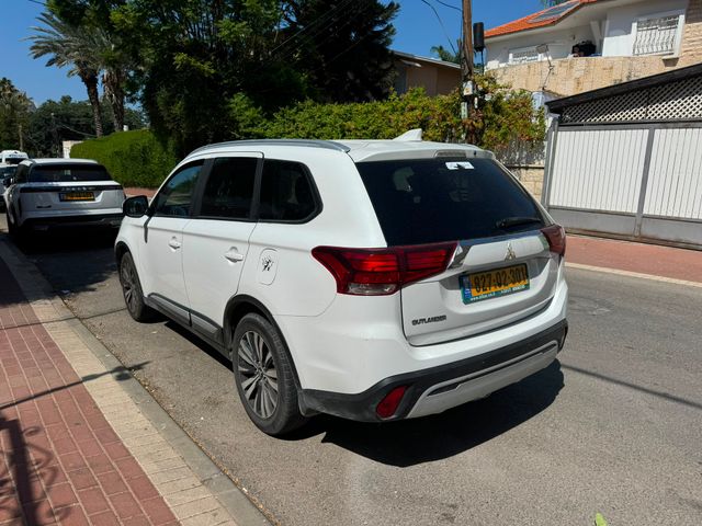 מיצובישי אאוטלנדר