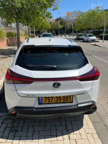 מודעת רכב לקסוס UX