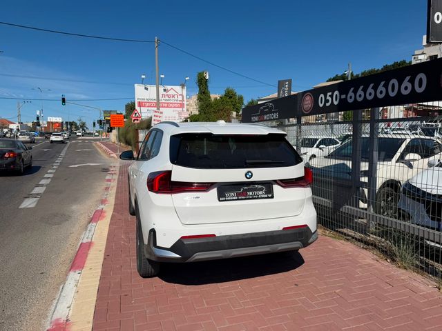 ב מ וו X1