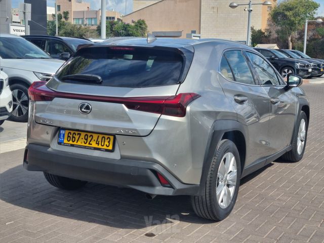מודעת רכב לקסוס UX 1