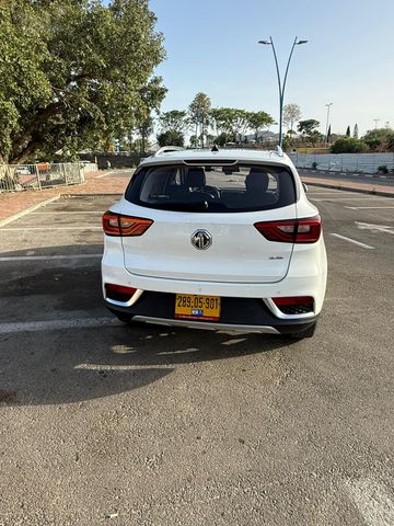 אם ג'י ZS
