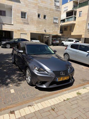 לקסוס IS