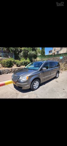 מודעת רכב קרייזלר גראנד וויאג'ר