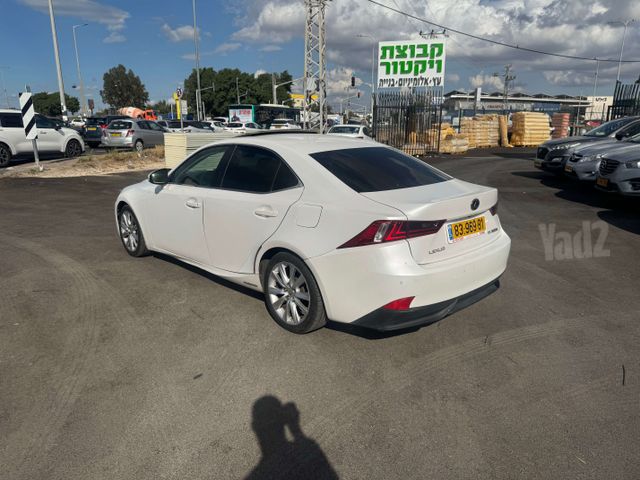 לקסוס IS