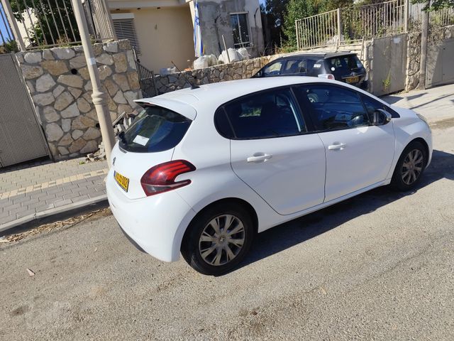 פיג'ו 208