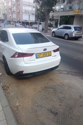 לקסוס IS