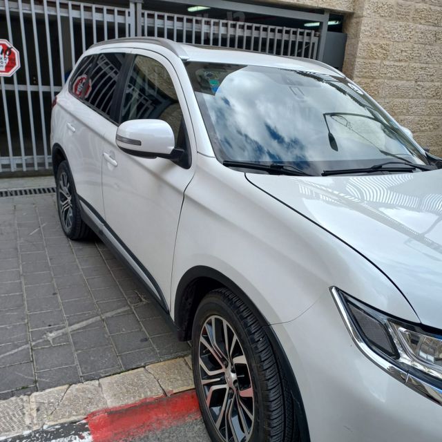 מיצובישי אאוטלנדר
