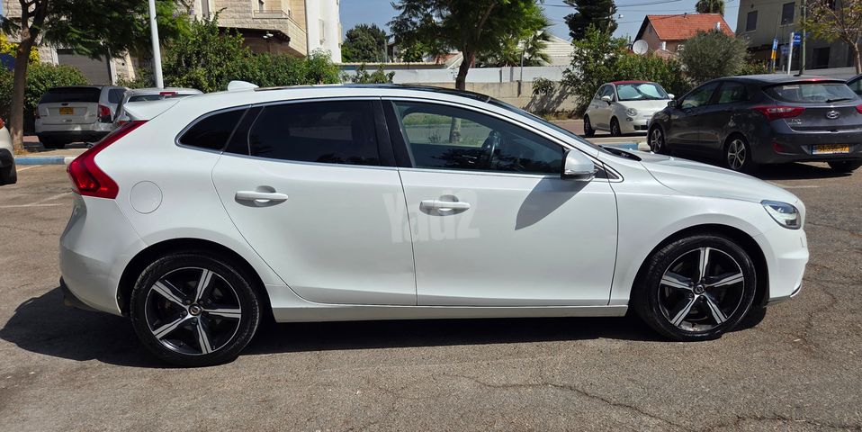 וולוו V40