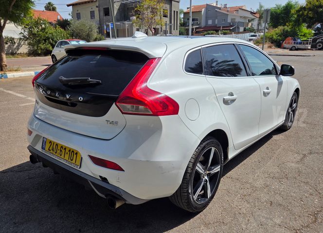 וולוו V40